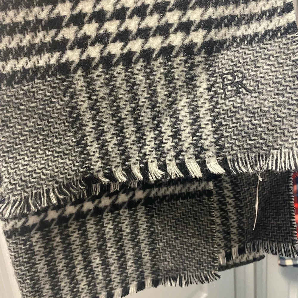 Banana Republic Black and White Houndstooth Scarf - Picture 1 of 3